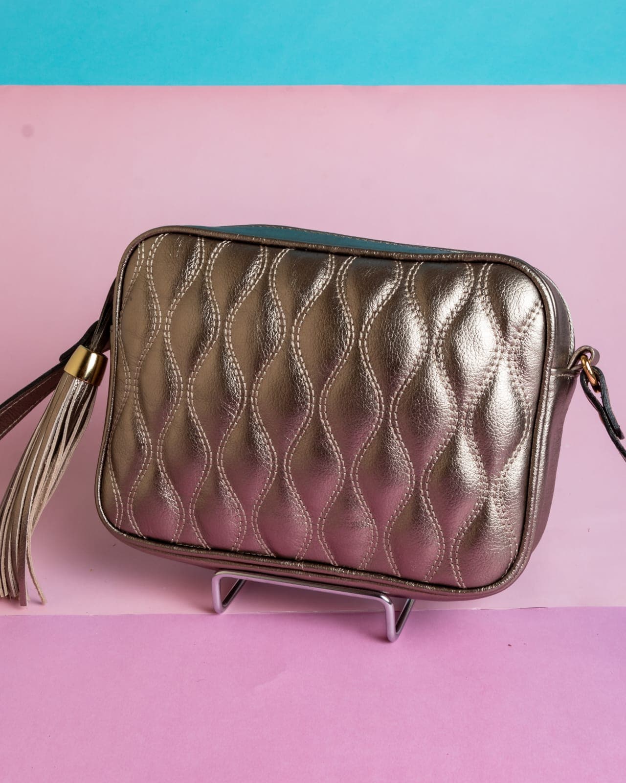 Bolsa matelassê 100% couro, alça transversal. Consultar cores