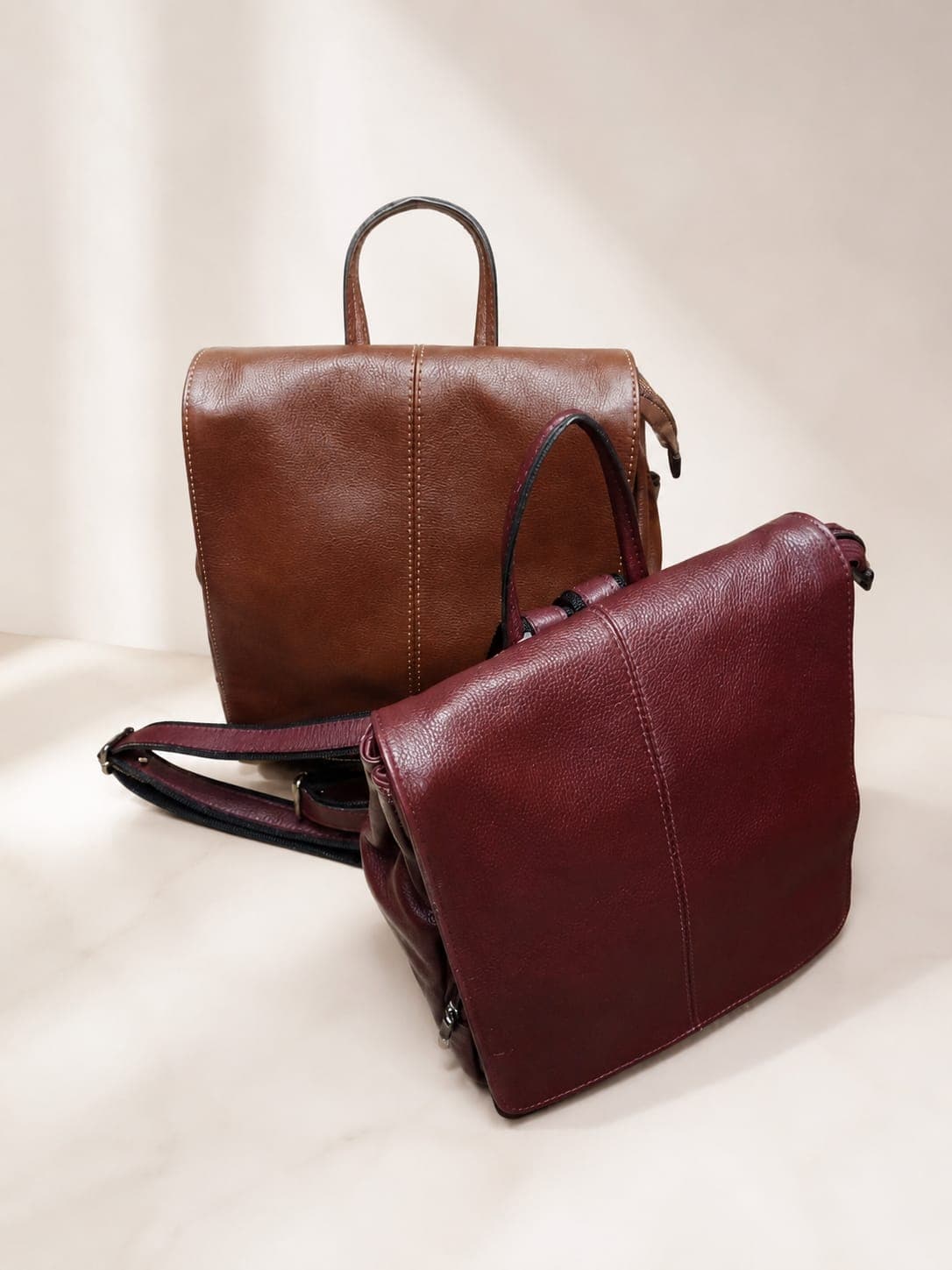 Mochila em couro legítimo alça em couro com cadarço nylon com regulagem bolso externo e interno
