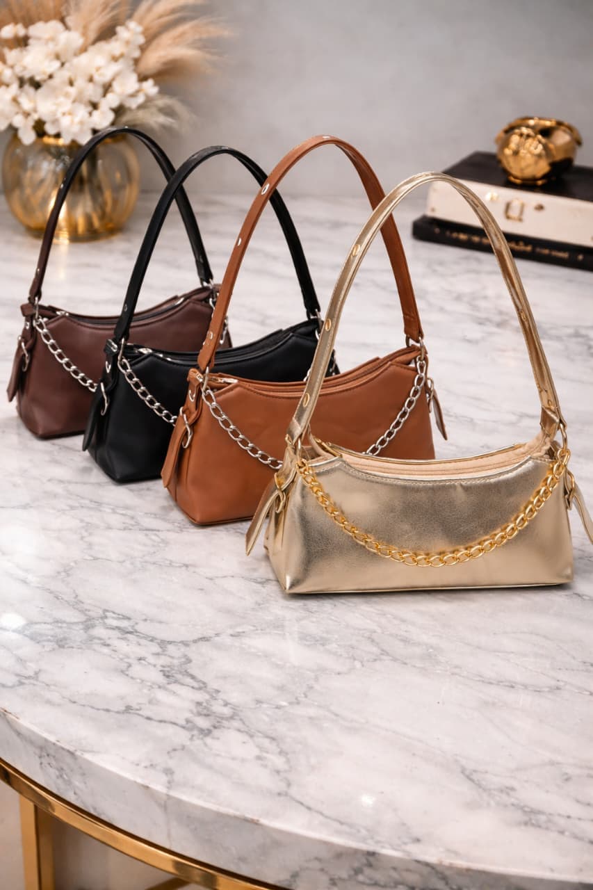 Bolsa beg baguete com detalhes em corrente