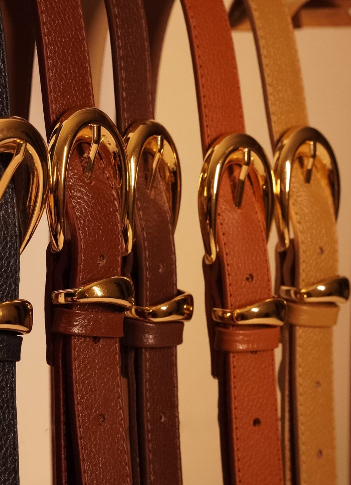 Cinto em couro legítimo fivela dourado com passante metal e com couro legítimo